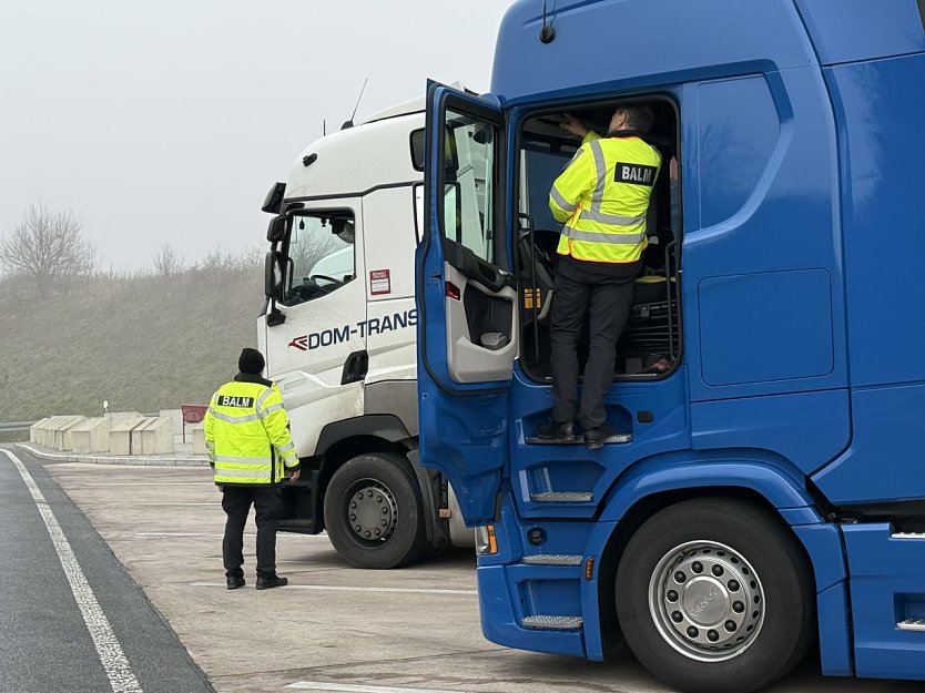 Kontrolle am Rastplatz Kesselberg (Foto: S. Dietzel) Kontrolle am Rastplatz Kesselberg (Foto: S. Dietzel)