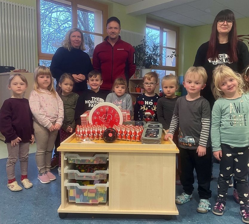 Mit den Kleinsten im Abenteuerland� freuten sich (von links) auch Leiterin Katrin Raap, Maik Ernst und Kathleen Fink. Sie betreut die Gruppe der Tausendsassas�. (Foto: Horizont)