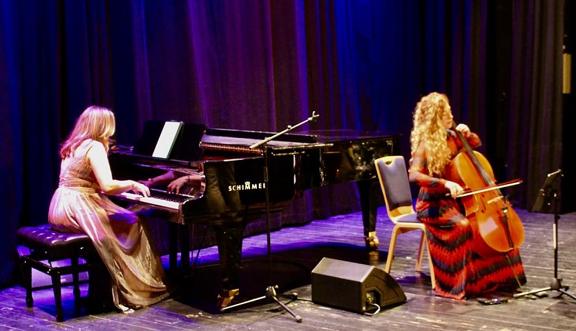 v.li.Rosalina Genchev am Piano und Melissa Hart am Cello verzauberten das Publikum mit ihrer hochprofessionellen Darbietung (Foto: Eva Maria Wiegand)