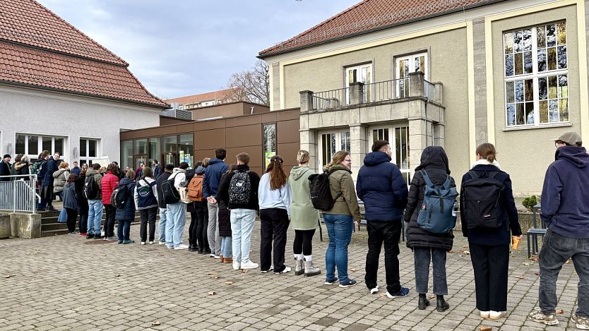Menschenkette an der Hochschule Nordhausen (Foto: Tim R&uuml;ckschlo&szlig; / HSN)
