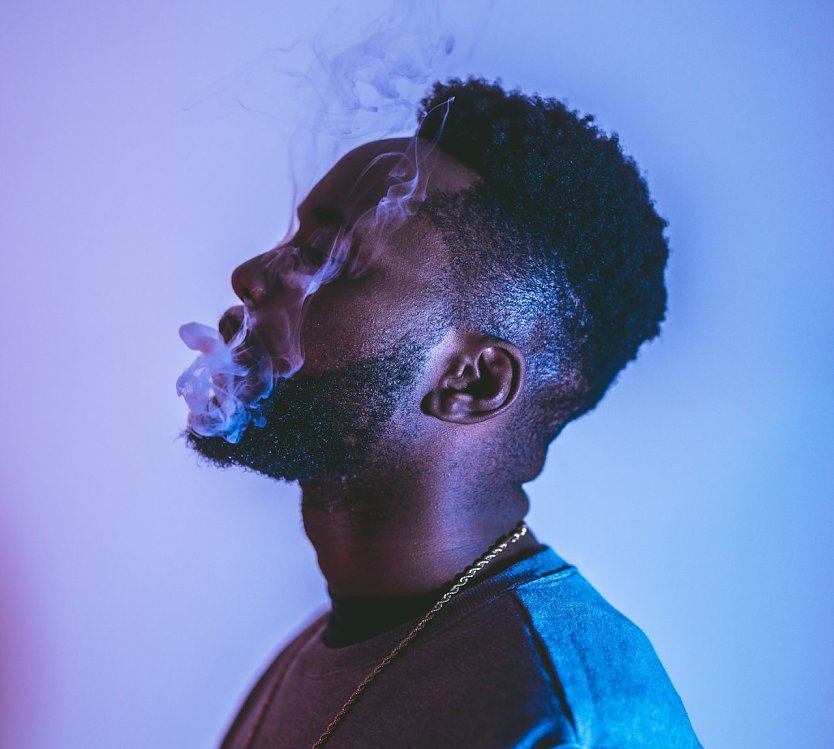 Rauchender Mann (Foto: Brock Wegner auf Unsplash)