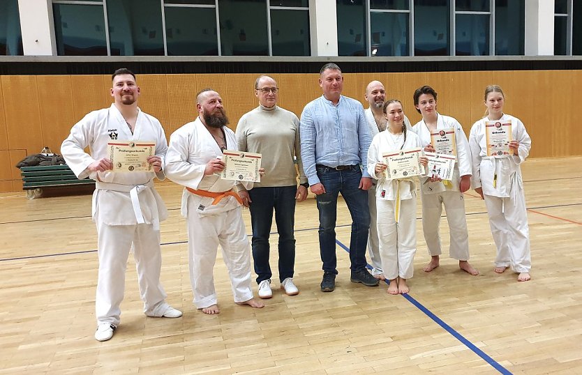  Die erfolgreichen Pr&uuml;fungsteilnehmer des KSVL, v.l: Julian Wagner, Michael Engelmann, die Trainer: Joachim Retzek und Domenic Hesse, Domenic Knauft, Madleen Gro&szlig;e, Kilian Simon und Livia Heddergott. (Foto: Joachim Retzek)
