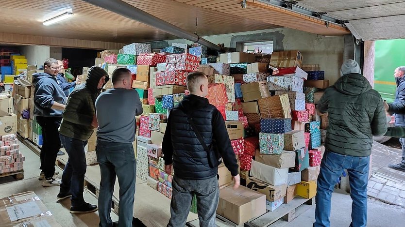 Helfer packen beim Abladen in Czernowitz in der Ukraine am 25. Novenber mit an (Foto: Kolping Ukraine I Vasyl Savka)
