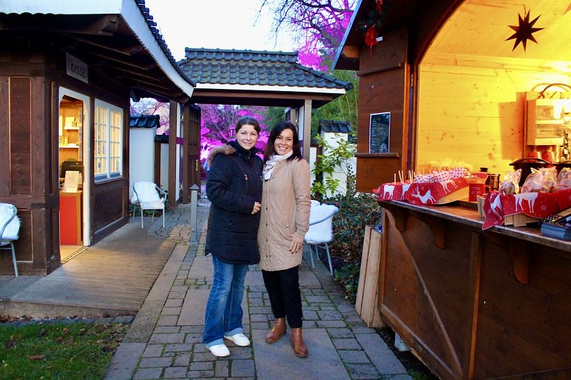 Die Lichterpoesie in Bad Langensalza ist er&ouml;ffnet. v.li. Gesch&auml;ftsf&uuml;hrerin der KTL Kur- und Tourismus Annett Standhardt und Kurdirektorin Katja Rudolph (Foto: Eva Maria Wiegand)