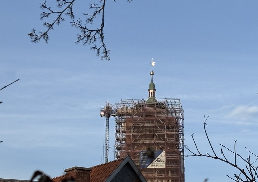 Kirchturmspitze erstrahlt in neuem Glanz: Bad Langensalzaer Marktkirche  (Foto: uhz)