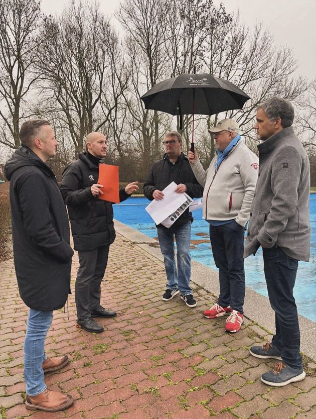 Staatssekret&auml;r f&uuml;r Sport und Ehrenamt M&ouml;ller (2. von links) bei Vor-Ort-Termin (Foto: privat)