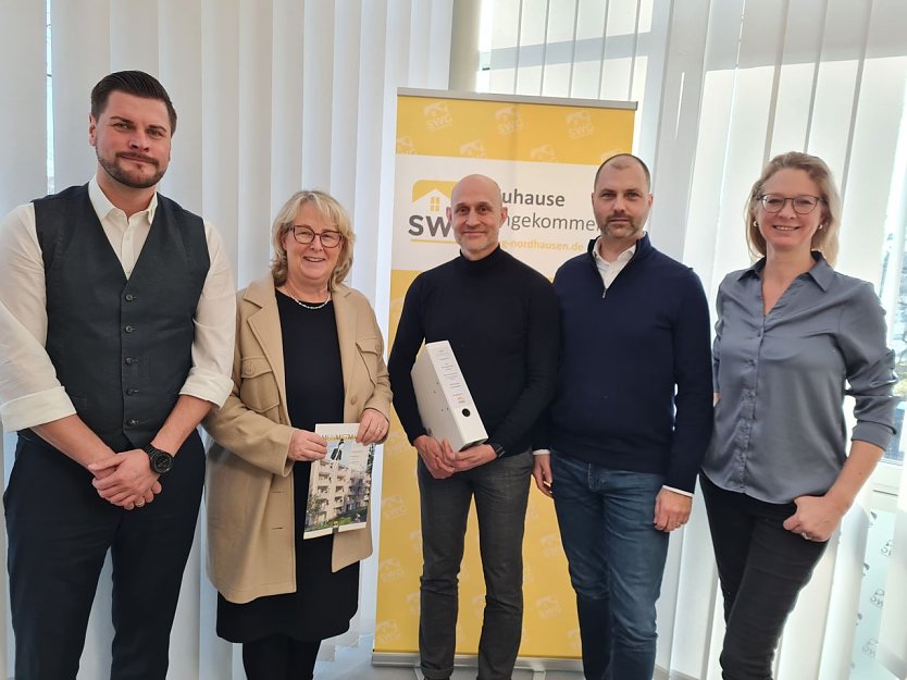 Prokurist Pascal Wetzler, SWG-Chefin Inge Klaan, Z-Geschossbau GmbH Gesch&auml;ftsstellenleiter Andr&eacute; Boden und kaufm&auml;nnischer Leiter Oliver M&uuml;nz sowie Projektleiterin Claudia Beck (v.l.n.r.) nach der Vertragsunterzeichnung in der SWG-Gesch&auml;ftsstelle. (Foto: SWG Nordhausen)
