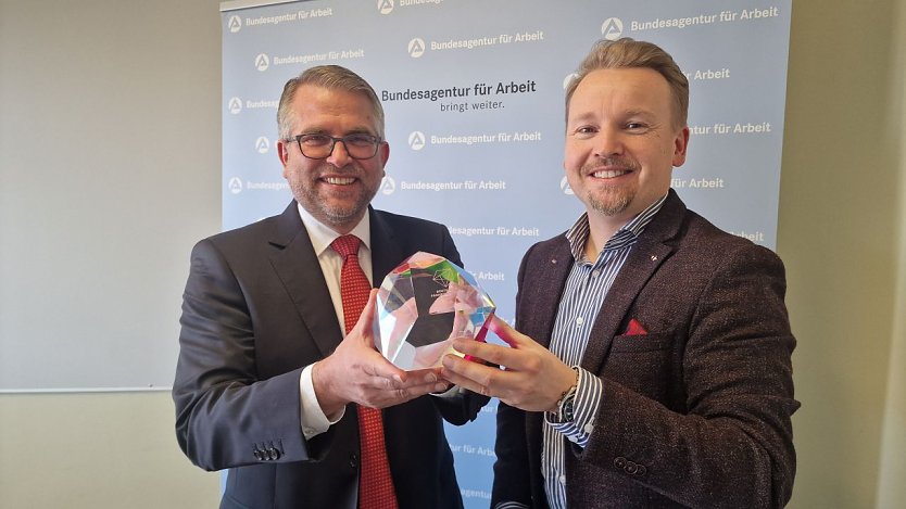 Karsten Frob&ouml;se (links) und Marcel K&uuml;bler halten hier zwar keine Glaskugel aber trotzdem einen Blick in die Zukunft (der Berufsorientierung): die Nordth&uuml;ringer Initiative "Tag in der Praxis" wurde 2025 mit dem Deutschen Fachkr&auml;ftepreis ausgezeichnet (Foto: agl)
