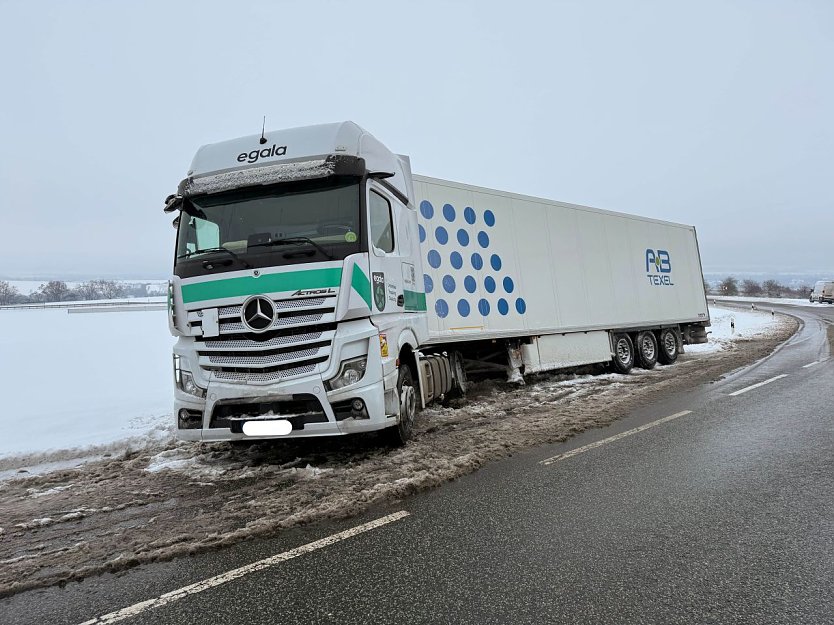 Dieser Lkw ist auf der B4 zwischen Nordhausen und Sondershausen von der Stra&szlig;e gerutscht.  (Foto: Slivio Dietzel)