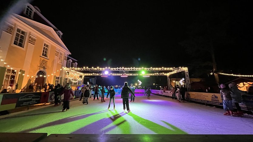 Die Eisbahn im Schl&ouml;sschenpark, in Bad Langensalza, lockte viele Besucher an (Foto: Eva Maria Wiegand)