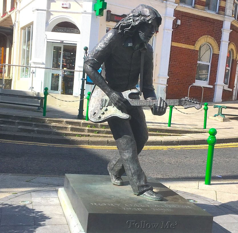 Die Statur zum Gedenken an Rory Gallagher in Ballyshannon im County Donegal in Irland (Foto: oas)