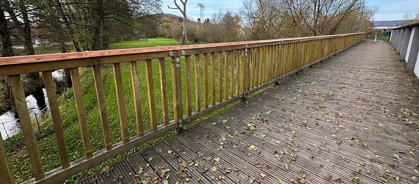 Das Gel&auml;nder der Rad- und Fu&szlig;wegbr&uuml;cke in Obersalza wurde Ende 2025 saniert. (Foto: Pressestelle Stadt Nordhausen)