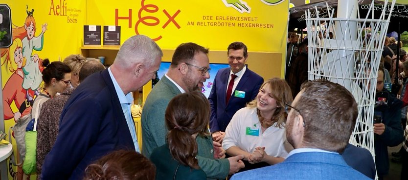 Dicht umringt ist das Hex-Model auf der gr&uuml;nen Woche. (Foto: Jessica Piper)