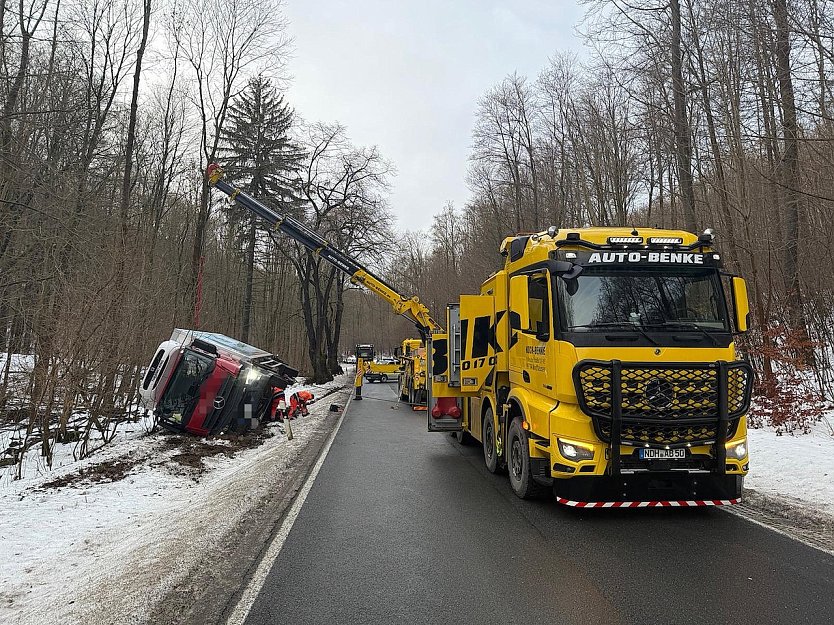 Am Freitag war ein Lkw auf glatter Stra&szlig;e von der Fahrbahn abgekommen. (Foto: Silvio Dietzel)