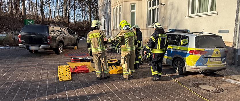 Ein Pick-Up hat vor einer Krankenkasse in Sondershausen eine Frau &uuml;berrollt. (Foto: Silvio Dietzel)