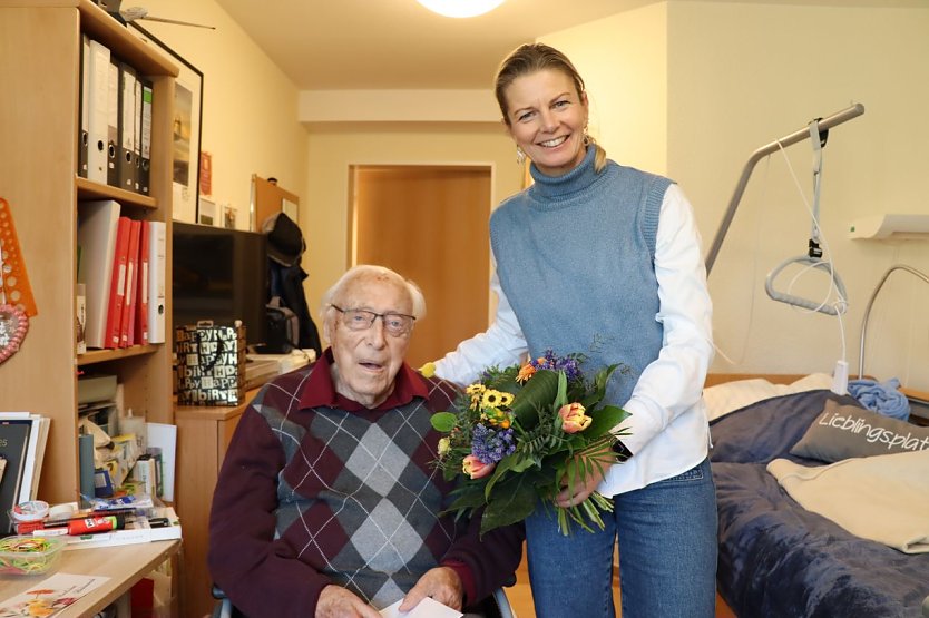 B&uuml;rgermeisterin Alexandra Riedel &uuml;berbrachte Karl-Heinz Bosse Gl&uuml;ckw&uuml;nsche zu seinem Geburtstag.  (Foto: Pressestelle Stadt Nordhausen)