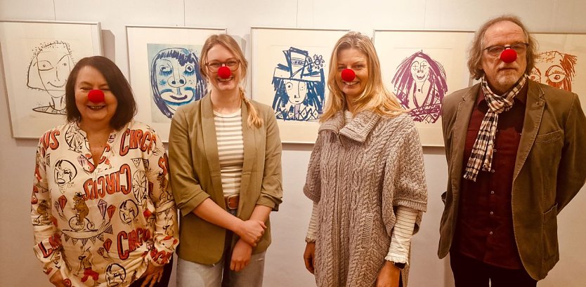 v.l.: Kunsthauschefin Susanne Hinsching, Volont&auml;rin Alisa Behrens, B&uuml;rgermeisterin Alexandra Rieger und J&uuml;rgen Rennebach, Leiter des Museums Tabakspeicher (Foto: agl)