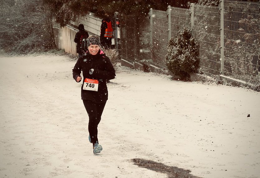 Immer sch&ouml;n l&auml;cheln und weiterlaufen - auch bei winterlichen Verh&auml;ltnissen kann man laufen gehen, wie hier zum Silvesterlauf 2025 (Foto: agl)