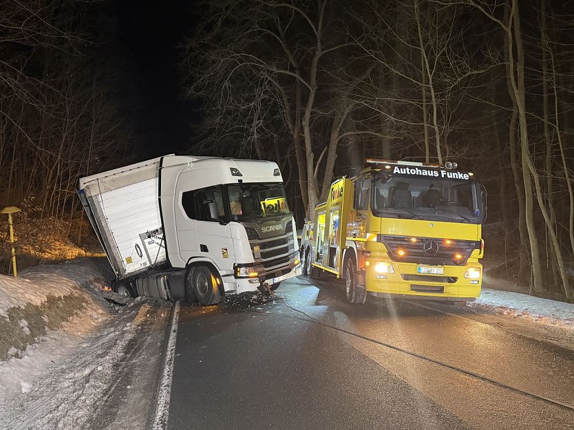Havarierter Lkw auf der Landstra&szlig;e bei Friedrichslohra (Foto: S. Dietzel)
