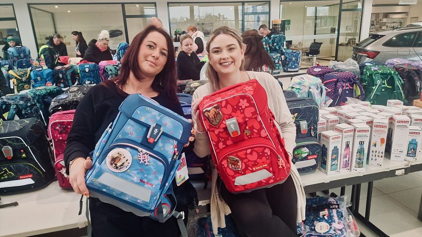 Katharina Stutika und Laura Saatmann vom Schulranzen-Fachcenter standen mit Rat und Tat zur Seite (Foto: agl)