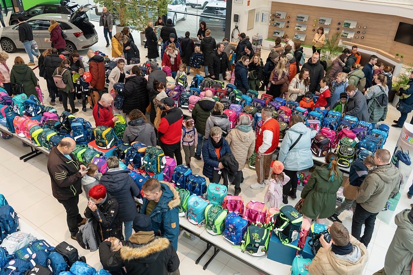 Rund um die Schulranzen tummelten sich zahlreiche Familien (Foto: Sven Tetzel) Rund um die Schulranzen tummelten sich zahlreiche Familien (Foto: Sven Tetzel)