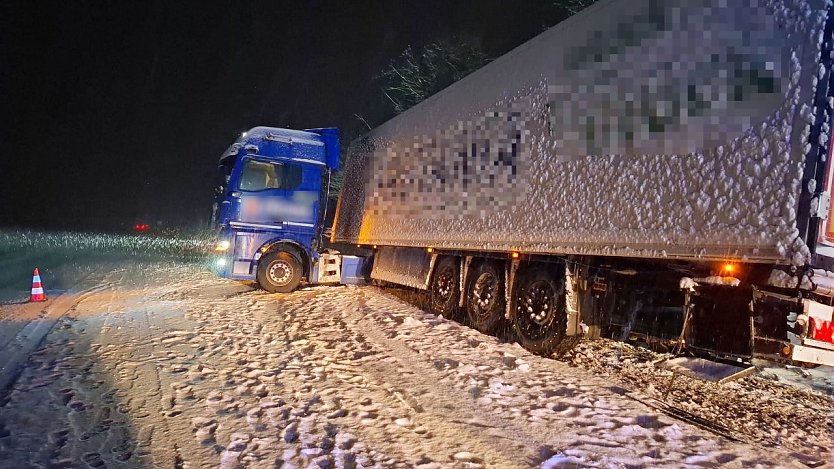 Der Lkw rutschte in den Graben. (Foto: Silvio Dietzel) Der Lkw rutschte in den Graben. (Foto: Silvio Dietzel)