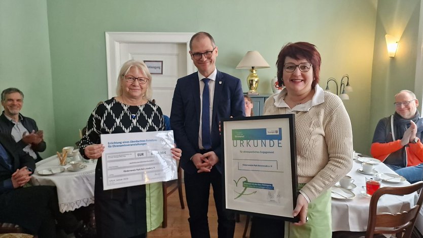 Gl&uuml;ckliche Empf&auml;nger und Gastgeber zugleich - v.l.: die Vorsitzende des F&ouml;rdervereins Park Hohenrode, Hannelore Haase, der Ehrenamtsbeauftragte der Th&uuml;ringer Staatskanzlei Guntram Wothly und Hohenrode-Vorstandsmitglied Manuela Hebestreit (Foto: F&ouml;rderverein Park Hohenrode)