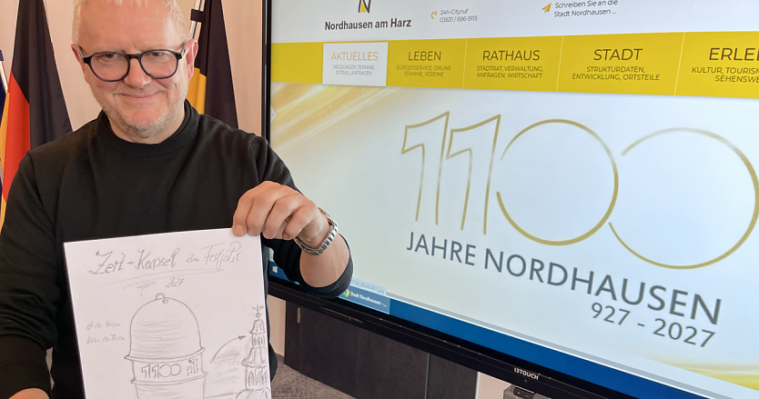 Beiratsmitglied Uwe Peters zeigt ein Entwurf der Zeitkapsel.  (Foto: ssc)