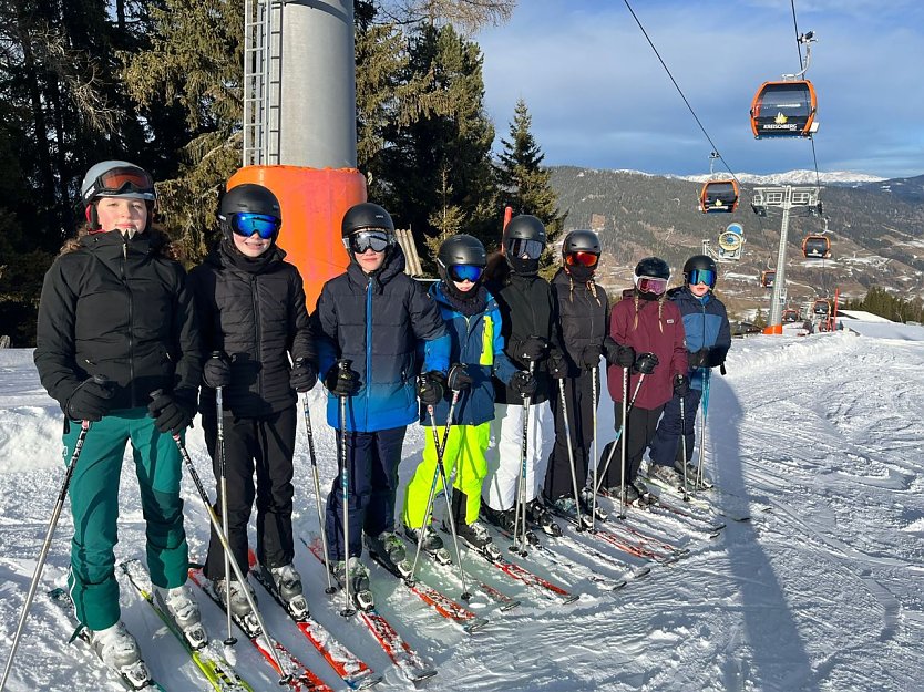 Die Siebtkl&auml;ssler des Herder-Gymnasiums beim Skifahren. (Foto: Philipp Kugelmeier)