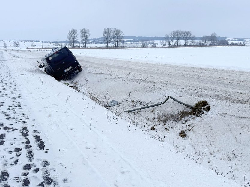 Auch ein Verkehrsschild hielt dem Zusammenstoß nicht stand. (Foto: Silvio Dietzel) Auch ein Verkehrsschild hielt dem Zusammenstoß nicht stand. (Foto: Silvio Dietzel)