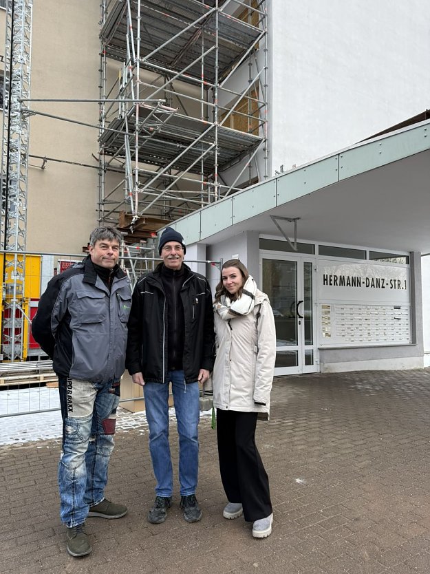 W&auml;hrend der Bauzeit steht Thomas Oberl&auml;nder, Bauleiter der B&O Bau GmbH, als ersterAnsprechpartner den Mieterinnen und Mietern zur Verf&uuml;gung. Unterst&uuml;tzt wird er durchJ&uuml;rgen W&uuml;rth (technischer Verantwortlicher) und Mo Gerlach (Koordinatorin Mieterfragen)von der Wippertal (Foto: Wippertaler Wohnungsbau- und Grundst&uuml;cksgesellschaft)