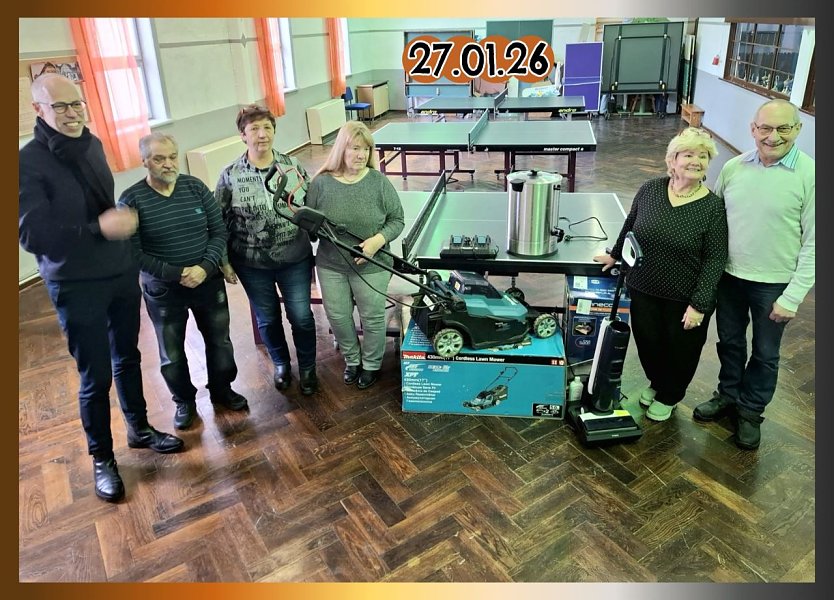 &Uuml;bergabe der neuen Hilfsmittel. (Foto: Gudrun Zeitler)