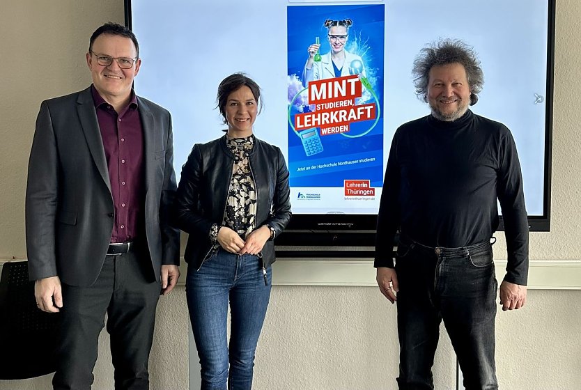 Hochschul-Pr&auml;sident J&ouml;rg Wagner, Caroline Gerbohte und Professor Viktor Wesselak. (Foto: Gundula Becker)