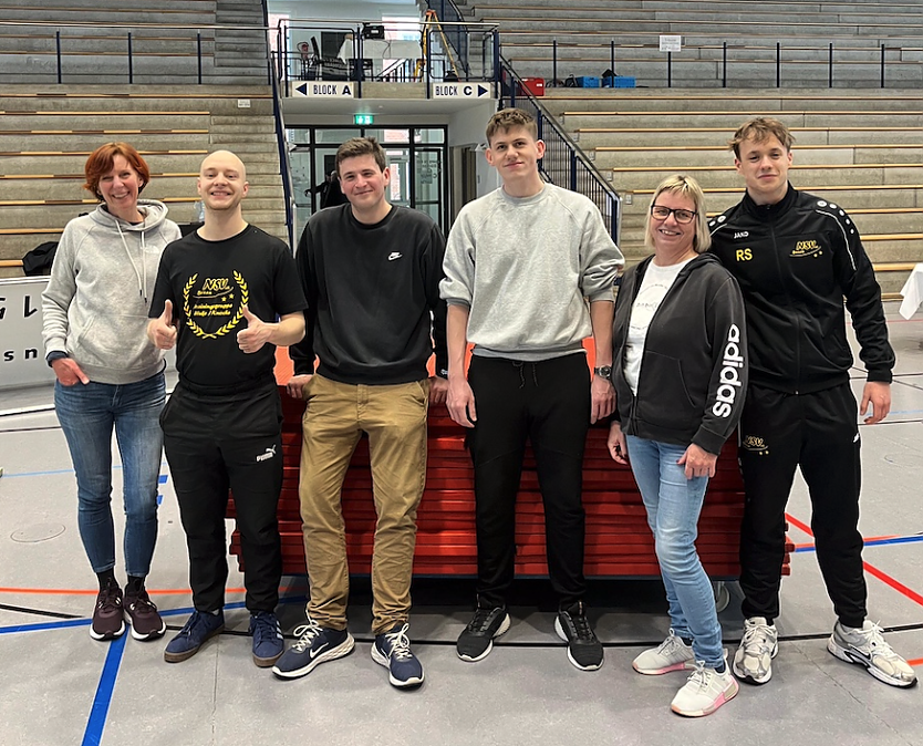 Die Arbeitsgruppe der NSV Boxer packte beim Kugelsto&szlig;-Indoor mit an (Foto: NSV)