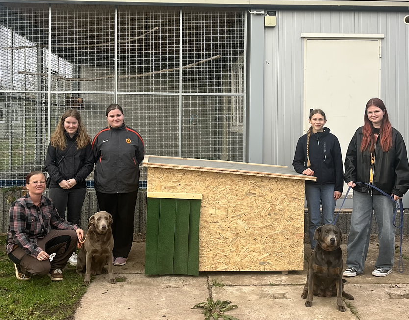 Die Gruppe bei der &Uuml;bergabe der fertigen Hundeh&uuml;tte an das Tierheim Nordhausen (Foto: Marlene Duchrow)