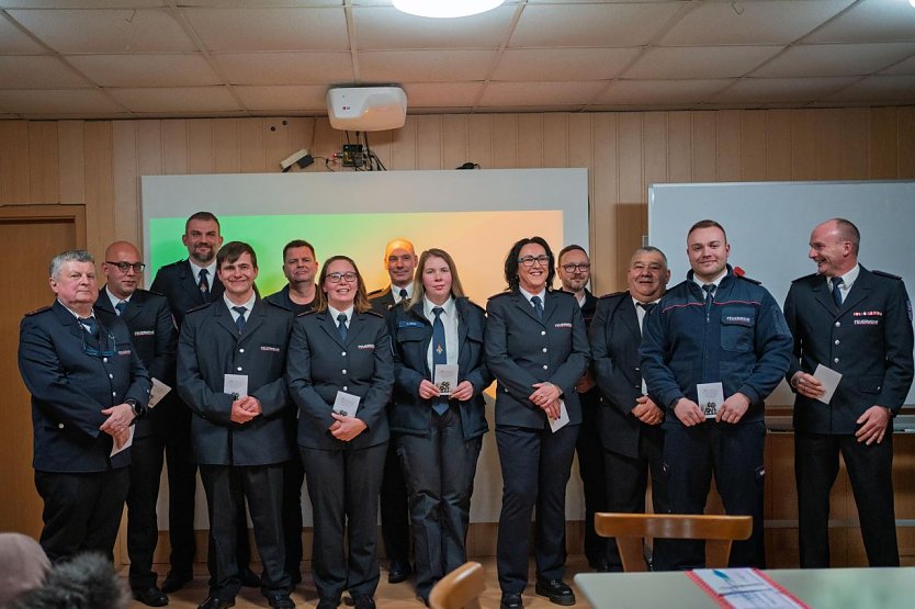 Auszeichnungen f&uuml;r Feuerwehrleute in Hachelbich (Foto: Alexander Becht )