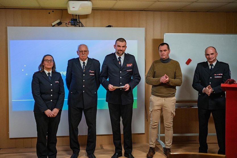 Auszeichnungen f&uuml;r Feuerwehrleute in Hachelbich (Foto: Alexander Becht)