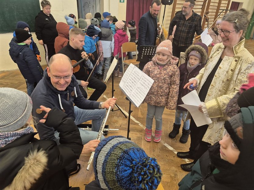 Einnige Musiker des Loh-Orchesters besuchten die Grundschule in Hohenebra. (Foto:  Isabell Urland)