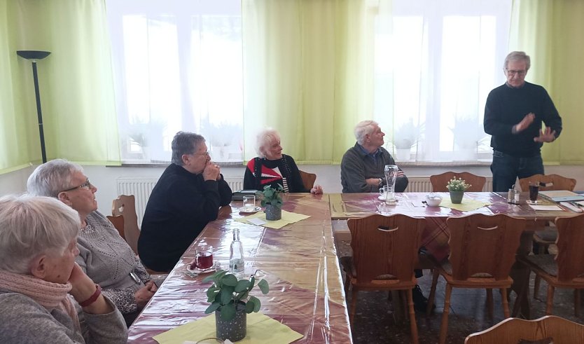Manfred Kuksch berichtete &uuml;ber die fr&uuml;here Gastst&auml;ttenlandschaft in Sondershausen. (Foto: Thomas Leipoldt)