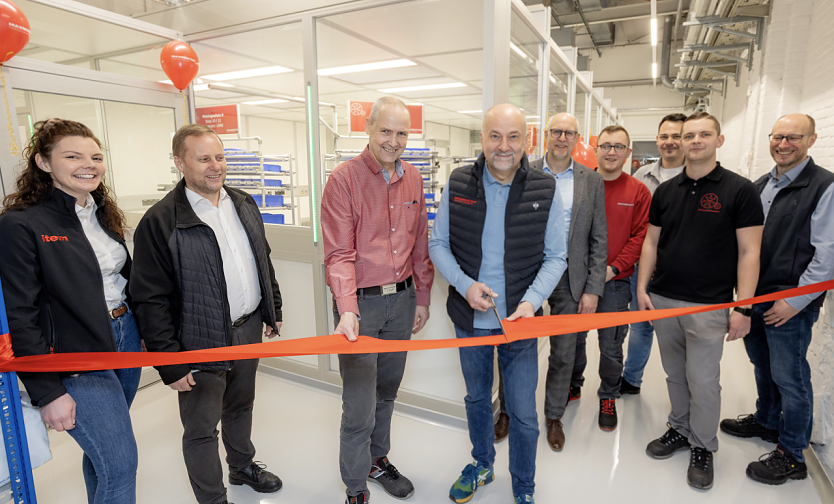 Feierliche Er&ouml;ffnung des neuen Reinraums: Beim symbolischen Durchschneiden des Bandes (v. l. n. r.) Jennifer Thor und Torsten Hoffmann (beide item) sowie Karsten Raber, Dr. Alexander M&uuml;ller, Matthias Blome, Max Hartmann, Sebastian Meyer, Dennis Bachmann und Jochen Diemer (alle Maximator). (Foto: Maximator)