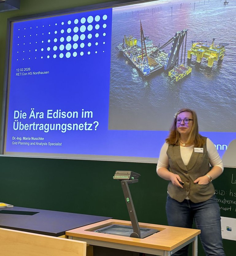 Dr. Maria Nuschke (TenneT) spricht &uuml;ber die Edison-&Auml;ra im &Uuml;bertragungsnetz und die Transformation durch Hochspannungsgleichstrom&uuml;bertragung (HG&Uuml;) (Foto: Tim R&uuml;ckschlo&szlig;)