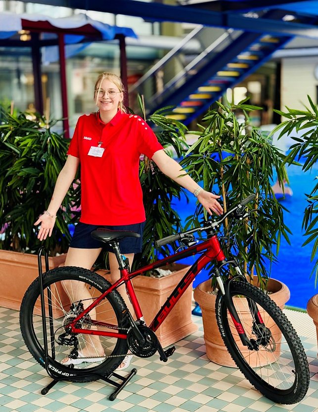 Anni Goldberg mit dem Hauptgewinn (Foto: Badehaus Nordhausen)