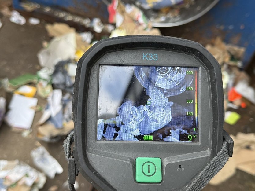 Feuerwehreinsatz an einer Papierpresse (Foto: S. Dietzel) Feuerwehreinsatz an einer Papierpresse (Foto: S. Dietzel)