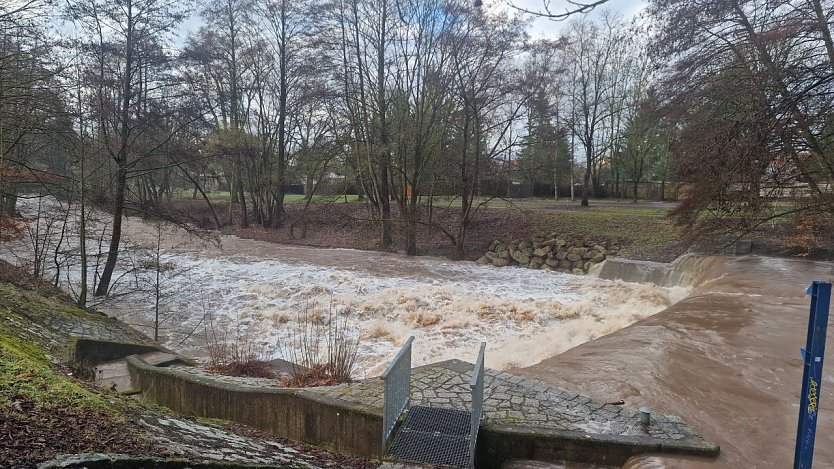 Am Wehr st&uuml;rzen die Wassermassen hinab (Foto: agl)