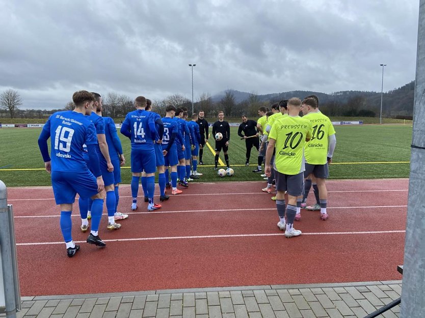 Aufstellung vor dem Spiel zwischen SG Borsch und FSV Preu&szlig;en (Foto: Benno Harbauer)