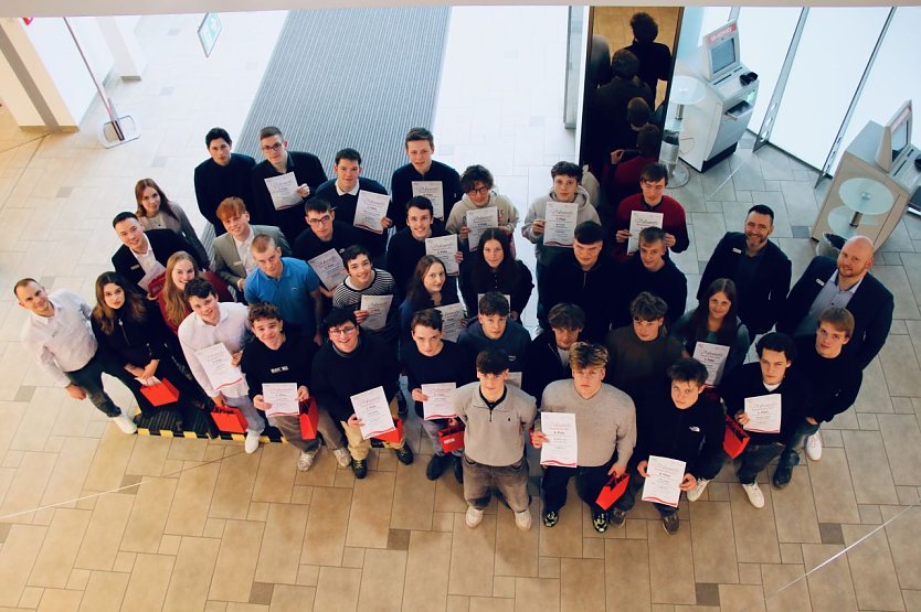 Insgesamt nahmen in Nordhausen 139 Sch&uuml;lerinnen und Sch&uuml;ler am Planspiel B&ouml;rse teil, die Gewinner wurden heute in der Kreissparkasse in Nordhausen ausgezeichnet (Foto: agl)