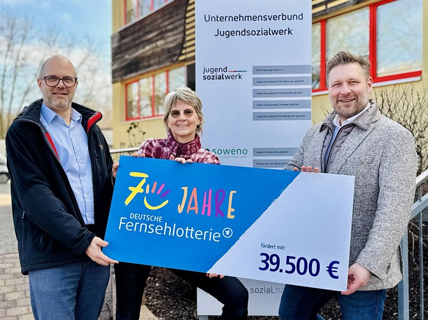 Holger Richter, Vorstand des JSW Management e.V.; Ines Gast, Projektkoordinatorin des Quartiers Rothleimm&uuml;hle; Stephan Masch, Repr&auml;sentant der Deutschen Fernsehlotterie bei der symbolischen &Uuml;bergabe der F&ouml;rdersumme in Nordhausen. (Foto: Max Th&uuml;mmel)