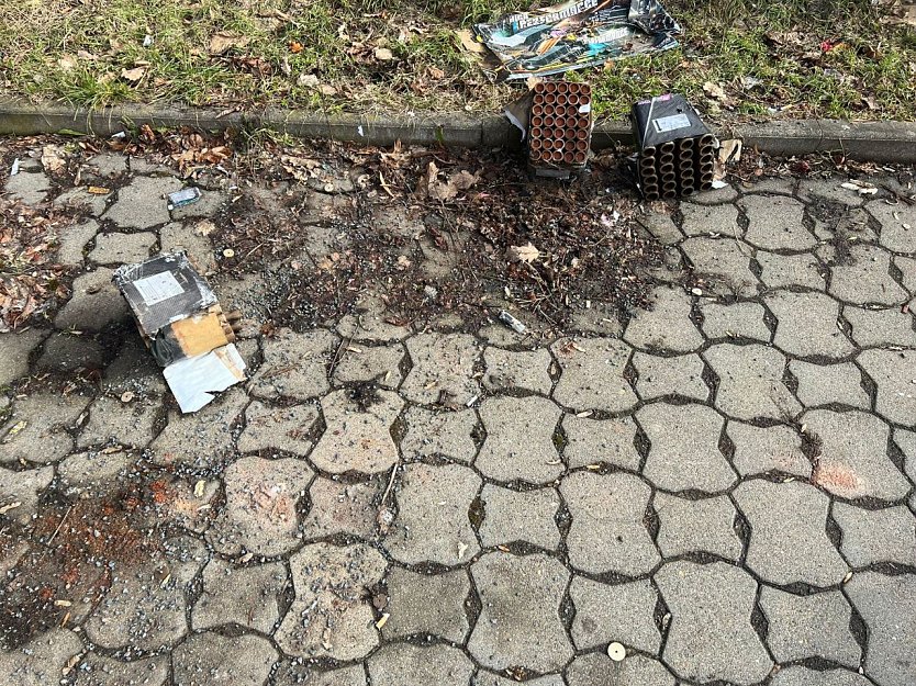 Silvesterm&uuml;ll auf dem Parkplatz an der Wallrothstra&szlig;e in Nordhausen.  (Foto: Kerstin D&uuml;ben-Schaumann)