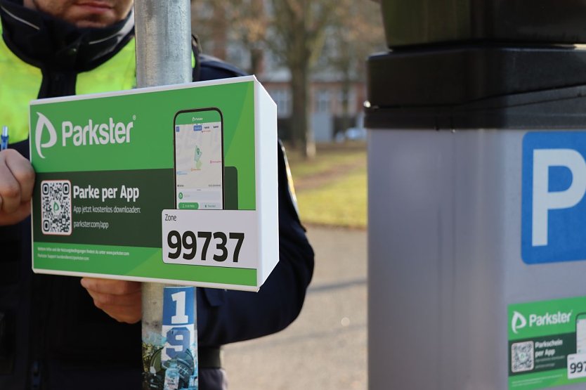 Derzeit werden Schilder für das Handyparken in der Stadt angebracht. (Foto: Lutz Fischer) Derzeit werden Schilder für das Handyparken in der Stadt angebracht. (Foto: Lutz Fischer)