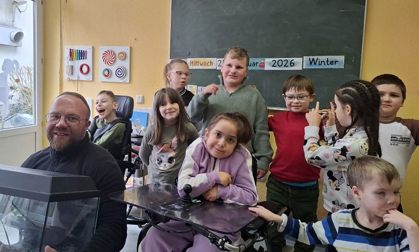 AlexanderKlemmstein schenkte dem F&ouml;rderzentrum St. Martin ein Aquarium. (Foto: Britta Lohre)